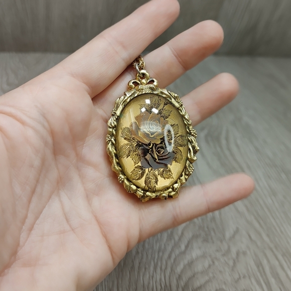 Max‎ Factor Victorian Rose Solid Perfume Locket Necklace Vintage 70s Gold Tone - Picture 1 of 16